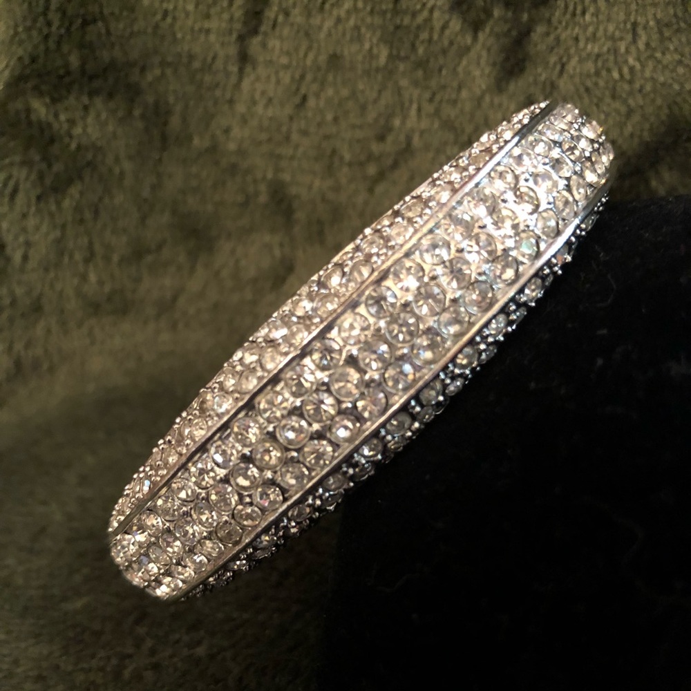 🔥 HOT ITEM 🔥 Swarovski Crystal Bangle with clasp